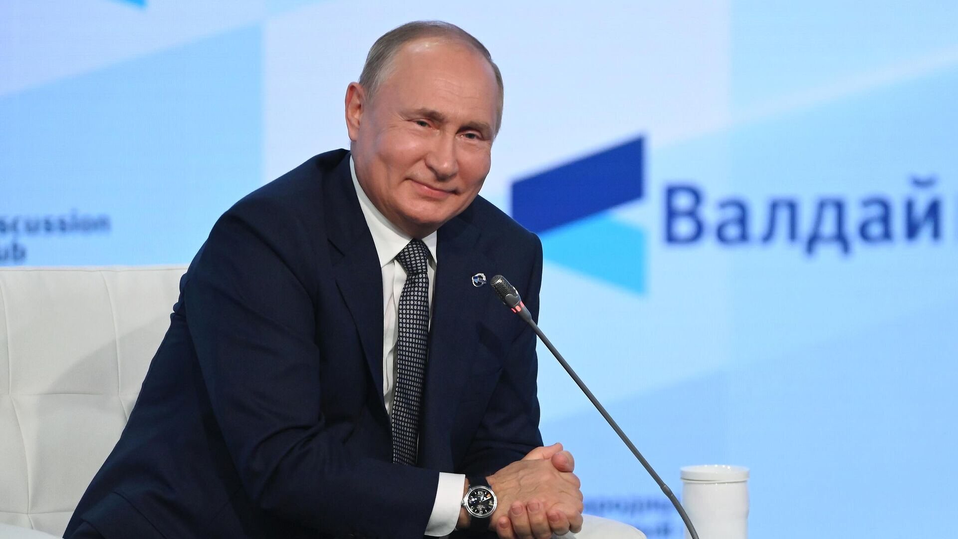 Путин пошутил, что не претендует на зарплату модератора Валдайского форума