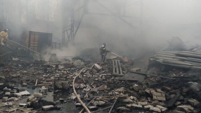 Сотрудники МЧС на месте пожара в пороховом цеху завода Эластик в Рязанской области