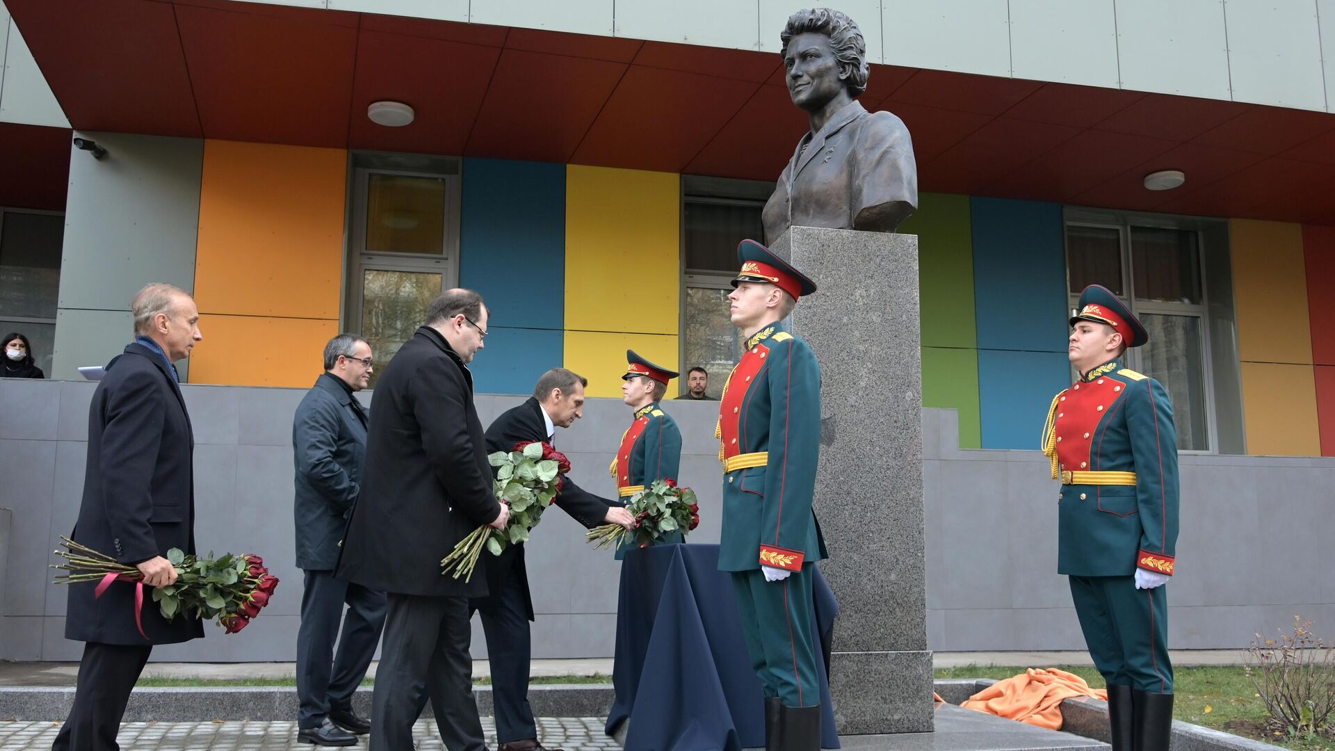 Сын советской разведчицы Надежды Викторовны Троян, кардиохирург Алексей Коротеев, председатель Московской городской думы Алексей Шапошников, посол Республики Беларусь Вадим Сенюта и председатель РИО, директор Службы внешней разведки РФ Сергей Нарышкин во время церемонии возложения цветов на открытии памятника-бюста советской разведчице Троян  - РИА Новости, 1920, 22.10.2021