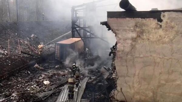 Сотрудники МЧС РФ устраняют последствия взрыва на пороховом заводе в Рязанской области. Скриншот видео