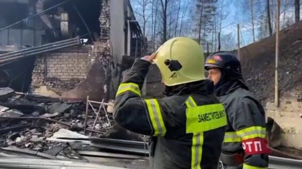 Сотрудники МЧС РФ устраняют последствия взрыва на пороховом заводе в Рязанской области. Кадр видео