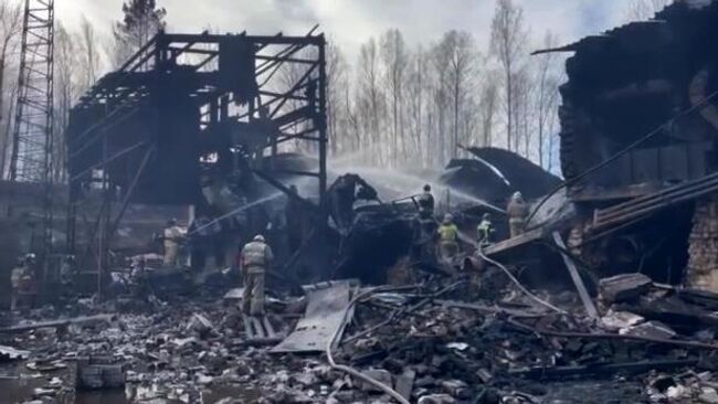 Сотрудники МЧС РФ устраняют последствия взрыва на пороховом заводе в Рязанской области. Скриншот видео