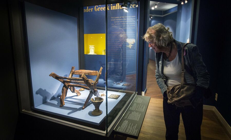 Посетительница на выставке Крым: золото и секреты Черного моря в музее Allard Pierson Museum, Амстердам