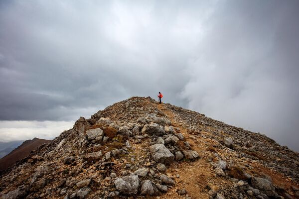Турист на вершине Фишт-Оштенского горного массива