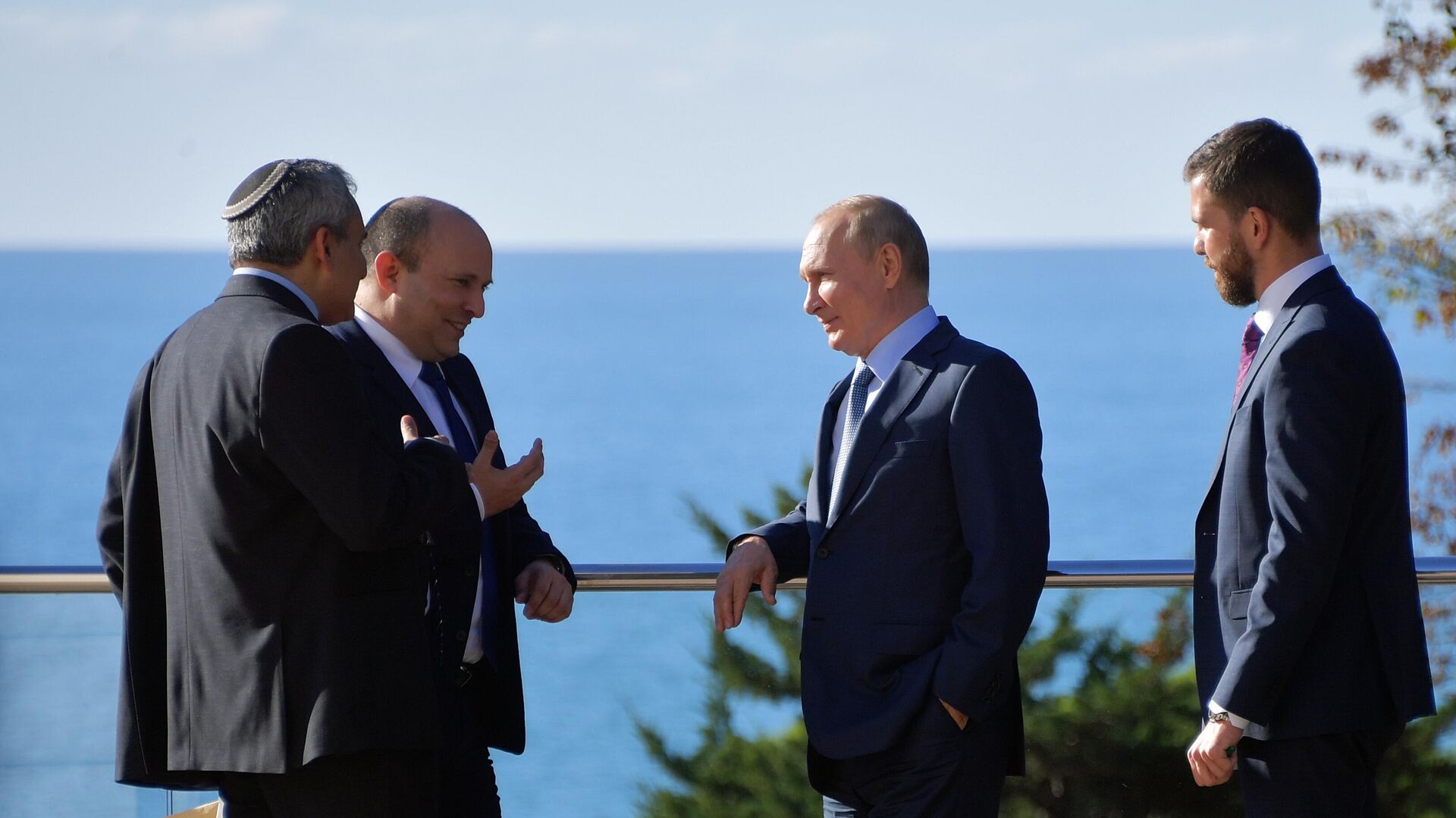 Президент РФ Владимир Путин и премьер-министр Израиля Нафтали Беннет во время встречи в Сочи - РИА Новости, 1920, 22.10.2021