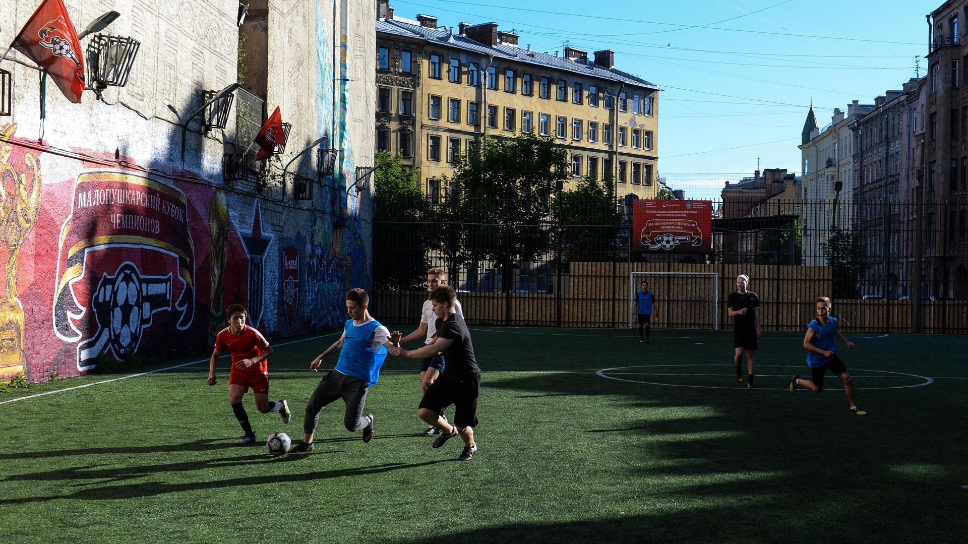 Игроки молодежного футбольного клуба во время разминки на футбольной площадке - РИА Новости, 1920, 23.03.2022