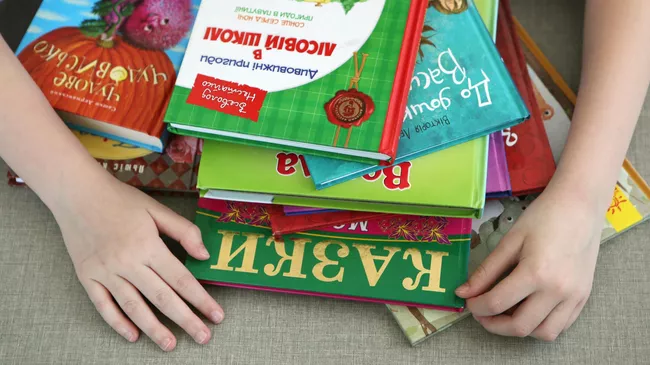 Девочка делает уроки в Киеве