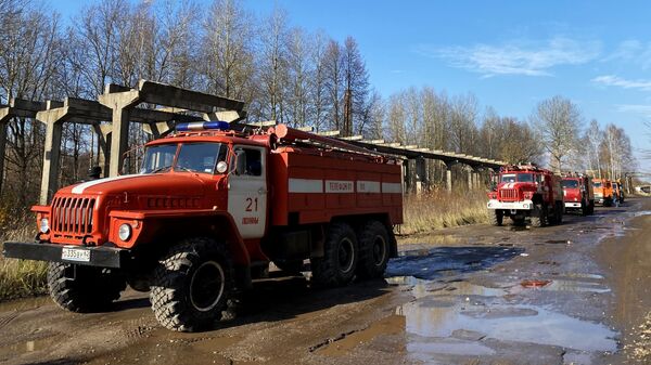 Автомобили пожарной службы МЧС РФ неподалеку от места взрыва на пороховом заводе в Рязанской области