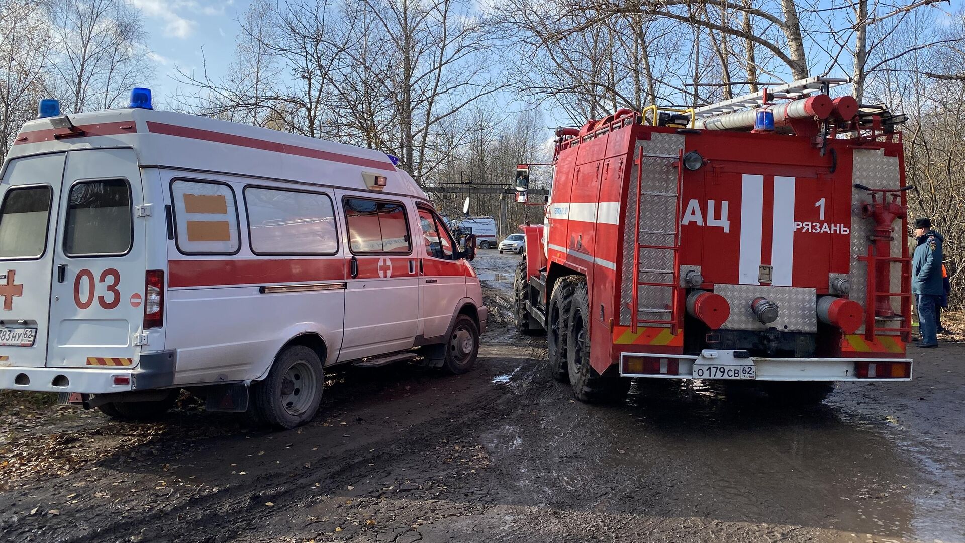 Автомобили пожарной службы МЧС РФ и скорой медицинской помощи неподалеку от места взрыва на пороховом заводе в Рязанской област - РИА Новости, 1920, 25.10.2021