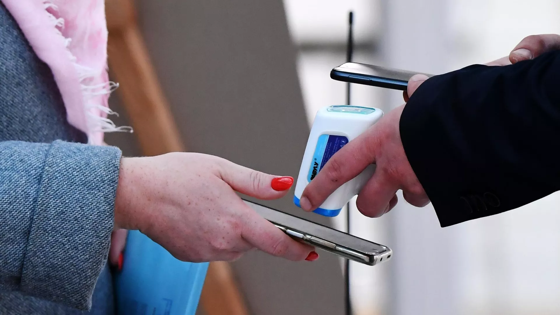 Проверка наличия у посетителей QR-кодов на входе в торговый центр - РИА Новости, 1920, 29.10.2021