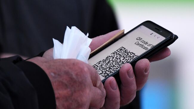 Посетитель предъявляет QR-код на входе в торговый центр