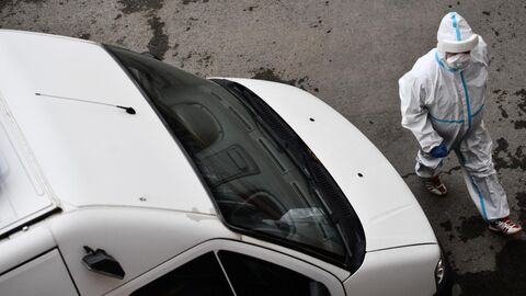 Медицинский работник у автомобиля скорой медицинской помощи в Свердловской области Медицинский работник у автомобиля скорой медицинской помощи в Свердловской области