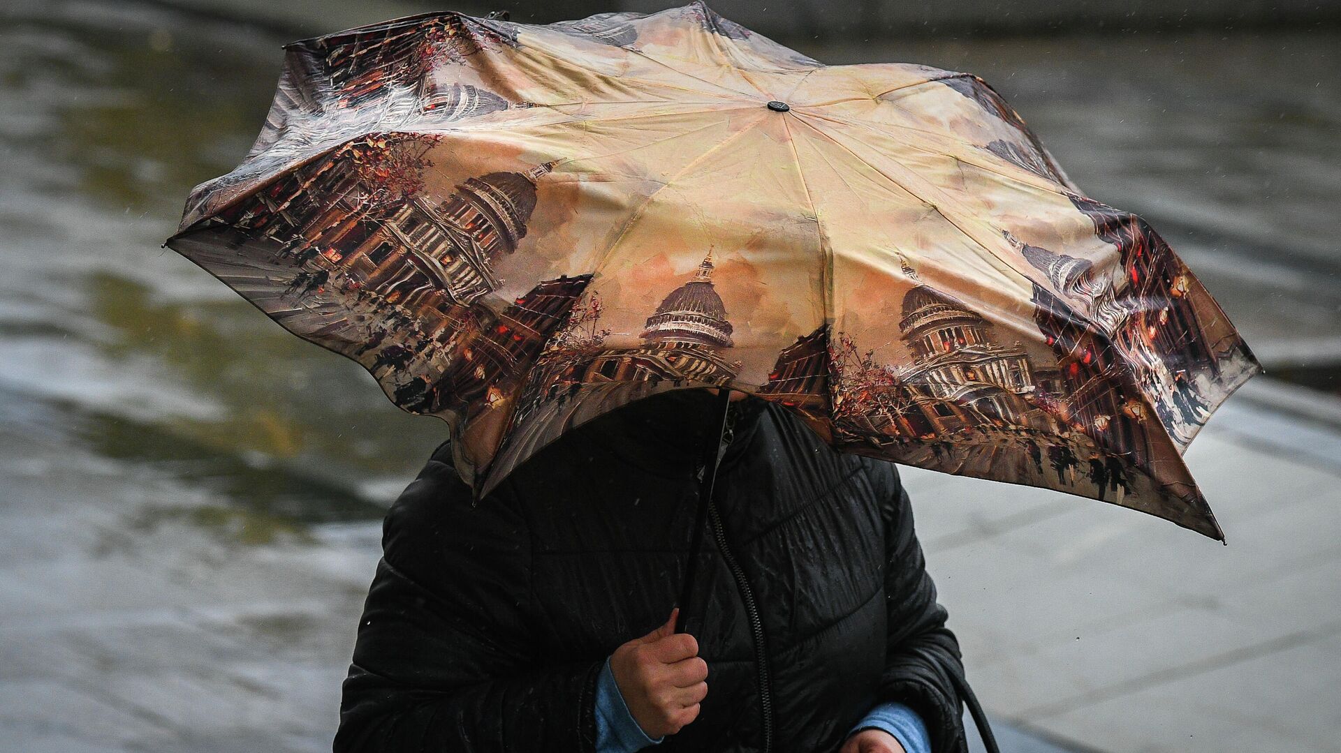 Женщина идет под зонтом во время дождя - РИА Новости, 1920, 19.09.2022
