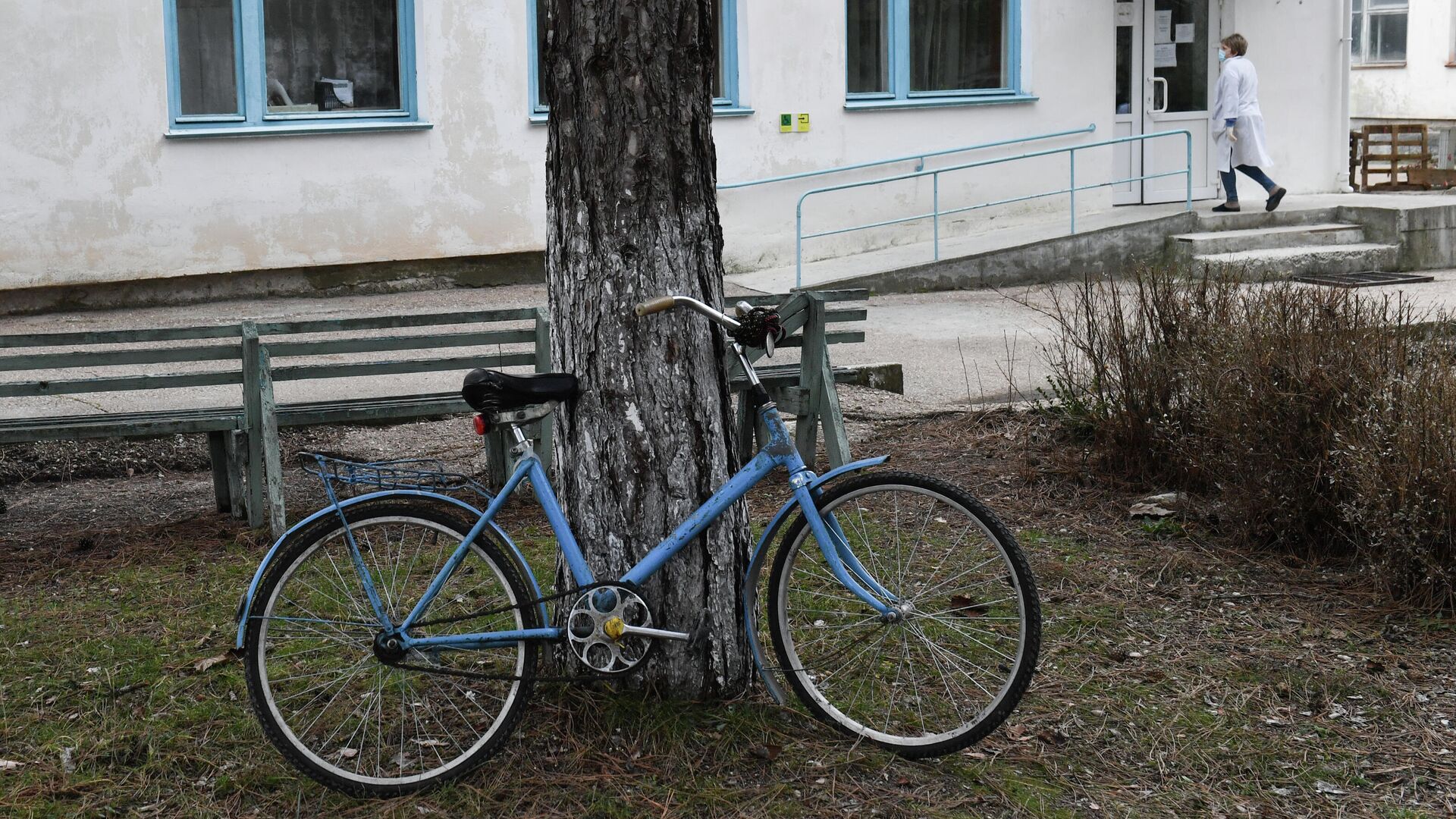 Велосипед возле поликлиники - РИА Новости, 1920, 15.12.2021