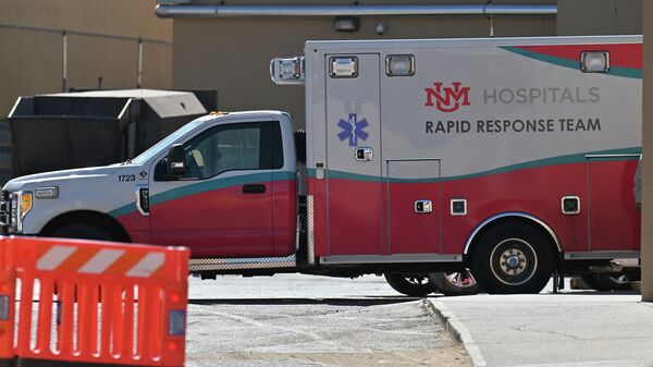 Машина скорой помощи у больницы Университета Нью-Мексико, куда была доставлена ​​Галина Хатчинс