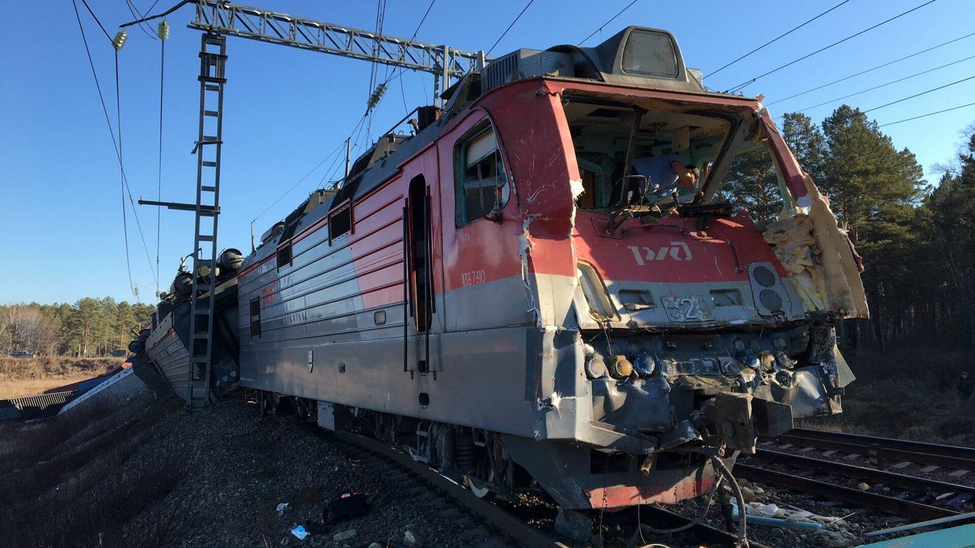 Вагон после локомотива. 3эс5к авария. 2эс6 авария. Железнодорожная авария.