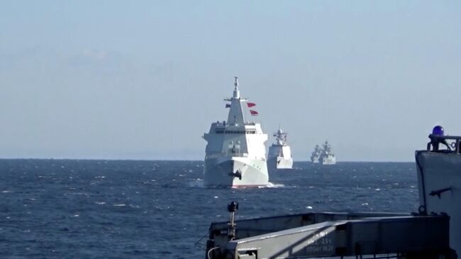 Боевые корабли России и Китая впервые проводят совместное патрулирование в Тихом океане. Кадр видео