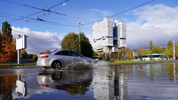 Автомобиль на затопленной после шторма улице в Калининграде