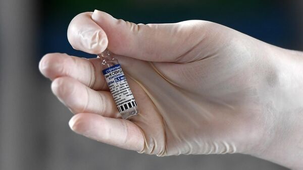Медицинский работник держит в руках ампулу с вакциной Гам-Ковид-Вак от Covid-19