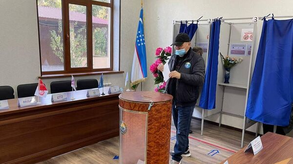 Избиратель голосует во время выборов президента Узбекистана