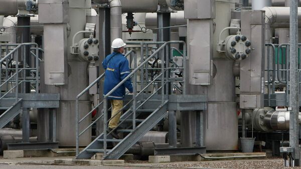 Рабочий на газовом хранилище в Редене, Германия