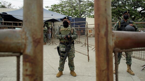 Вооруженные солдаты охраняют тюрьму Литораль в Гуаякиле, Эквадор