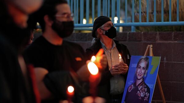 Жители Нью-Мексико возле фотографии Галины Хатчинс, погибшей на съемках фильма Ржавчина