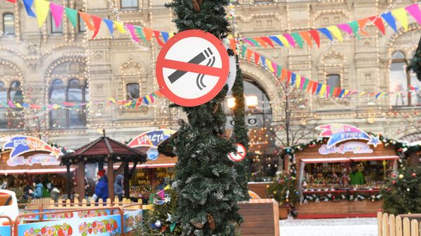Знак, запрещающий курение, у ГУМ-катка на Красной площади