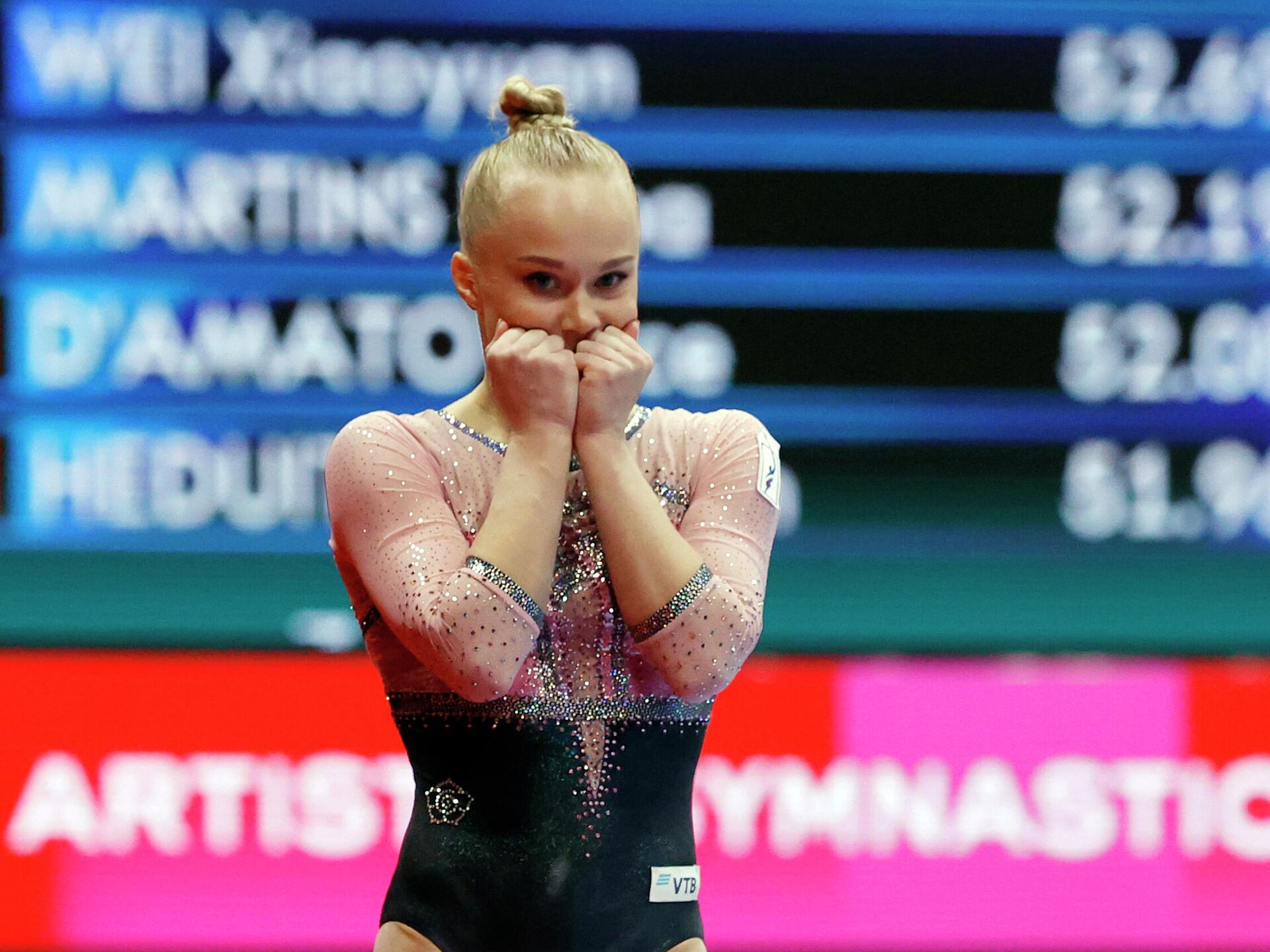 Гимнаст Ху Сювэй взял два золота на чемпионате мира - РИА Новости Спорт,  24.10.2021