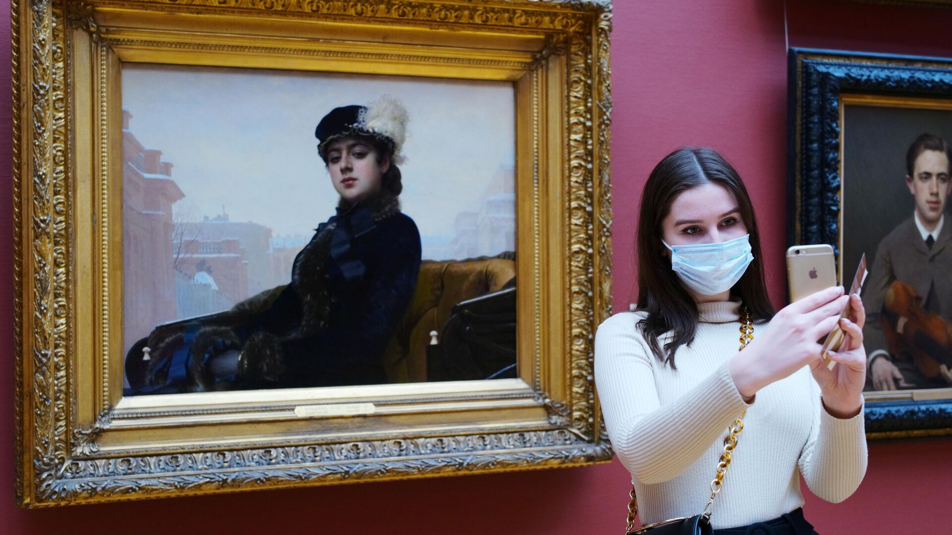 Посетительница фотографируется у картины Ивана Крамского Неизвестная в Государственной Третьяковской галерее Посетительница фотографируется у картины Ивана Крамского Неизвестная в Государственной Третьяковской галерее - РИА Новости, 1920, 15.02.2022