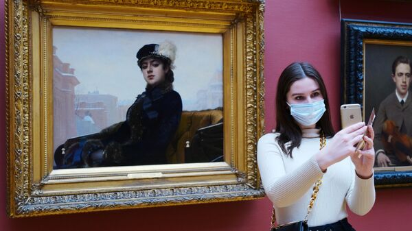 Посетительница фотографируется у картины Ивана Крамского Неизвестная в Государственной Третьяковской галерее