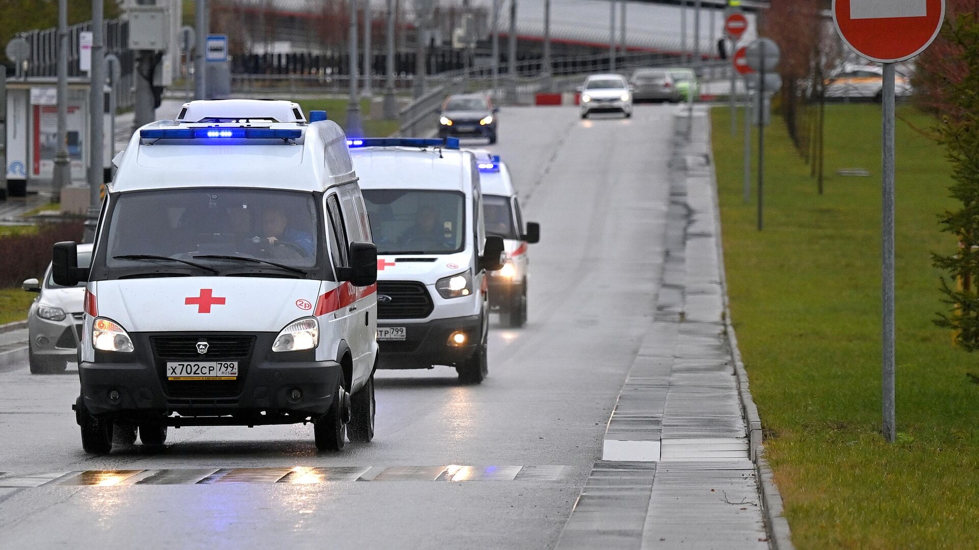 Машины скорой помощи на подъезде к карантинному центру в Коммунарке - РИА Новости, 1920, 11.11.2021