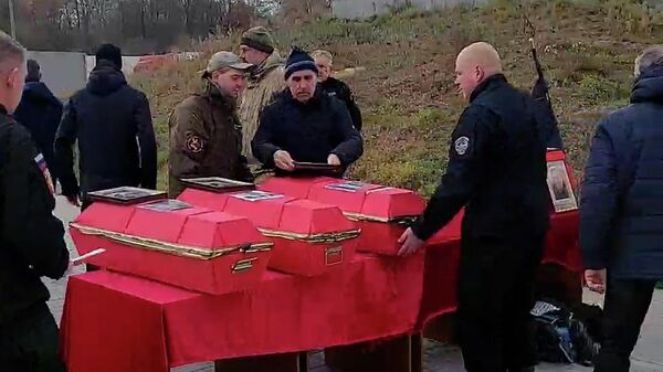 Церемония передачи останков красноармейцев на границе России и Украины