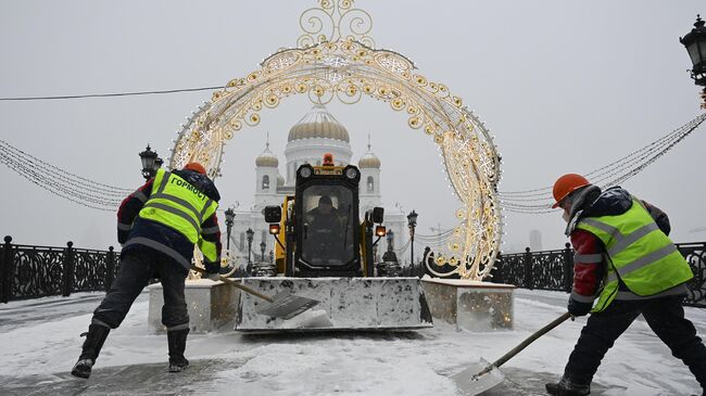 Очистка от наледи Патриаршего моста