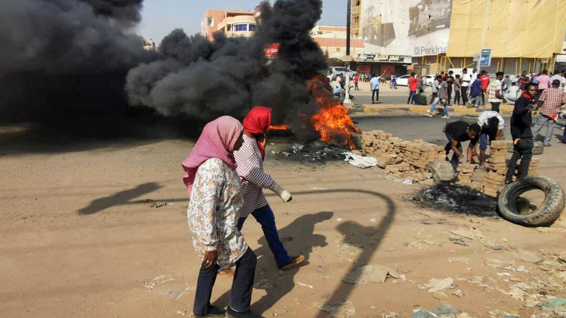 Участники акции протеста жгут шины на улице в Хартуме, Судан - РИА Новости, 1920, 25.10.2021