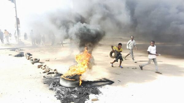 Горящие шины на улице в Хартуме, Судан