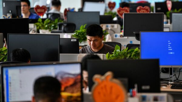 Люди работают в офисе в Шанхае, Китай