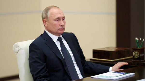 Президент РФ Владимир Путин во время встречи с руководителем Федеральной таможенной службы (ФТС) Владимиром Булавиным