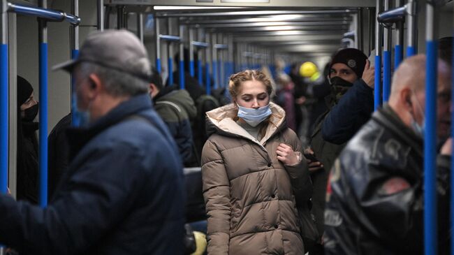 Пассажиры в вагоне поезда Московского метрополитена