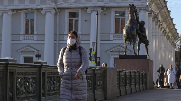 Женщина в маске на Невском проспекте в Санкт-Петербурге