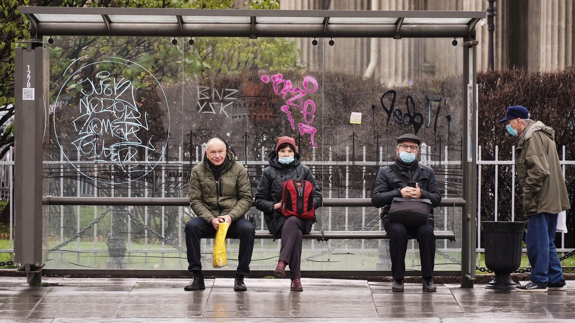 Люди на одной из автобусных остановок в Санкт-Петербурге - РИА Новости, 1920, 16.02.2022