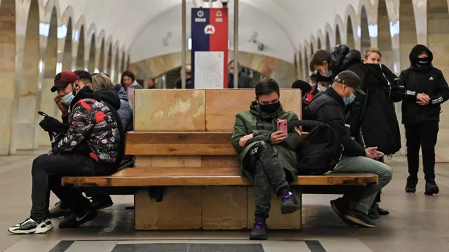 Пассажиры на станции Московского метрополитена