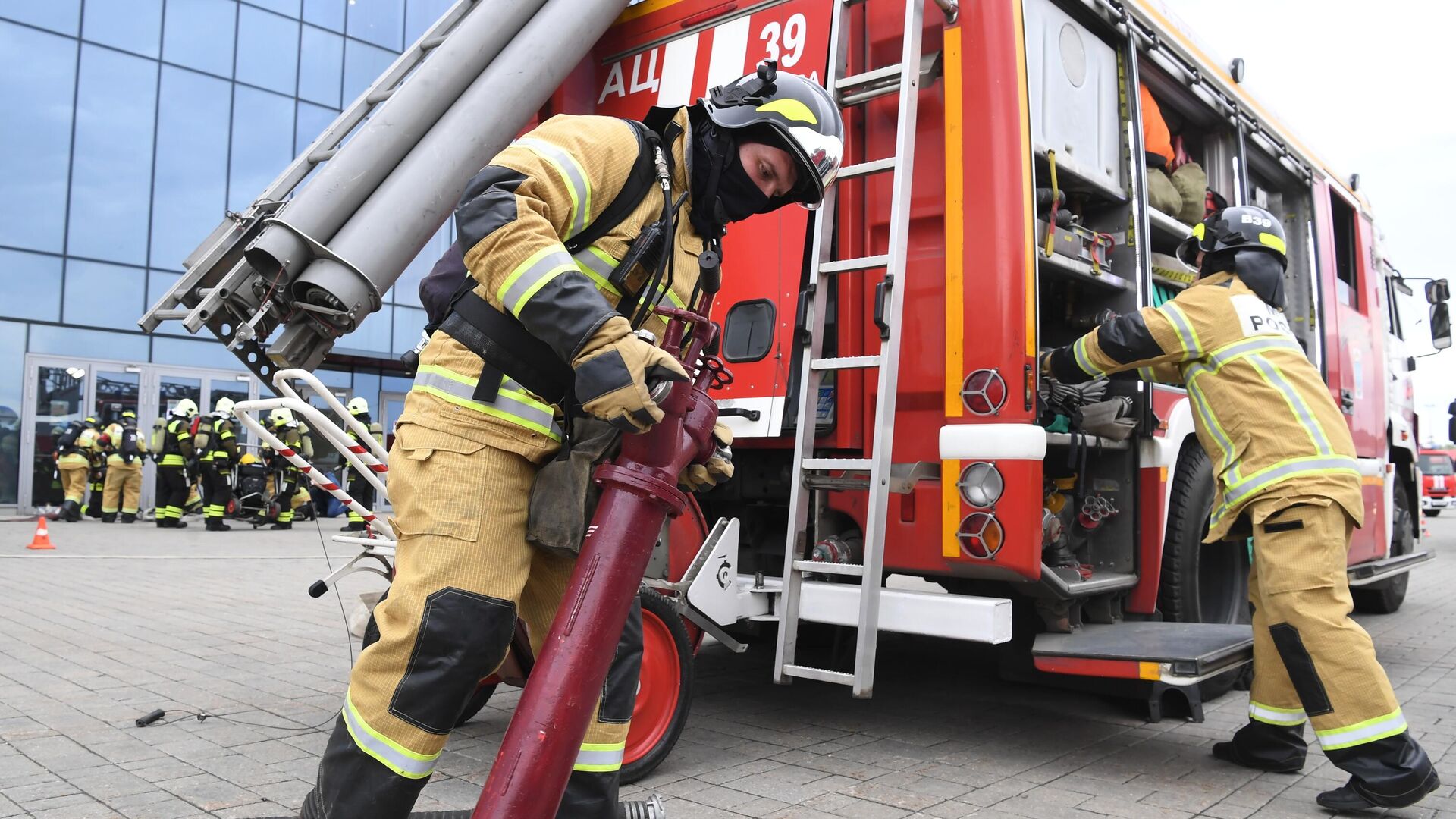 Площадь пожара в строящемся здании в Петербурге увеличилась