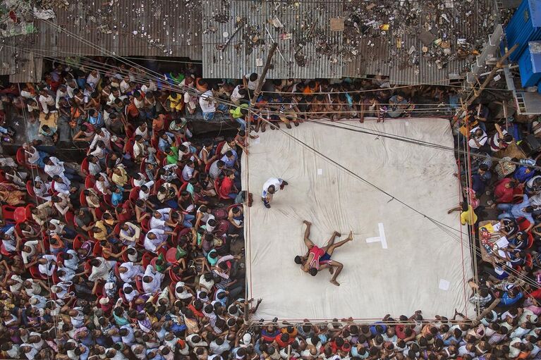 Работа фотографа Anupam Roy Chowdhury Street Fighting, занявшая первое место в категории Sports in action в фотоконкурсе Siena International Photo Awards 2021