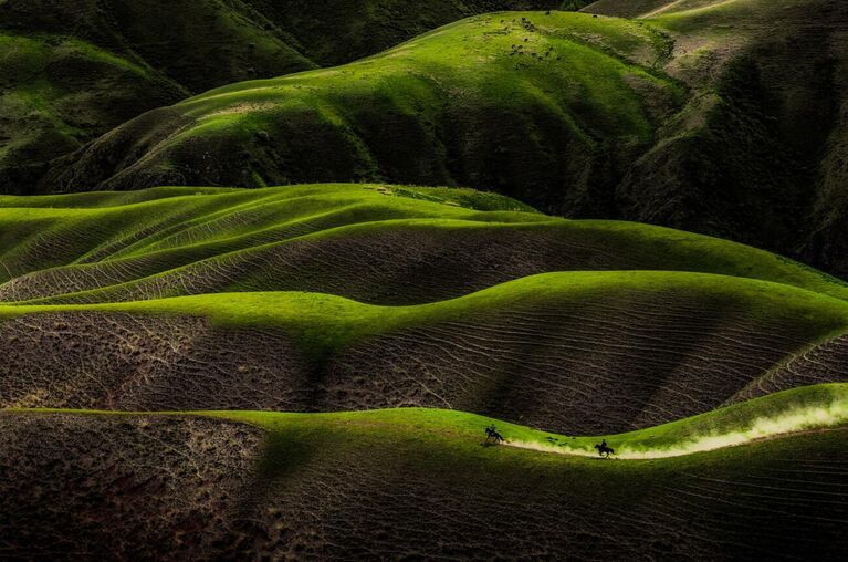 Работа фотографа Jian Kang Prairie Horsemen, получившая награду Remarkable Artwork в категории Journeys & Adventures фотоконкурса Siena International Photo Awards 2021