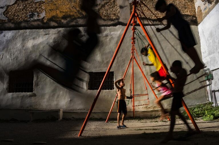 Работа фотографа Lopamudra Talukdar Childhood, занявшая первое место в категории Street Photography в фотоконкурсе Siena International Photo Awards 2021