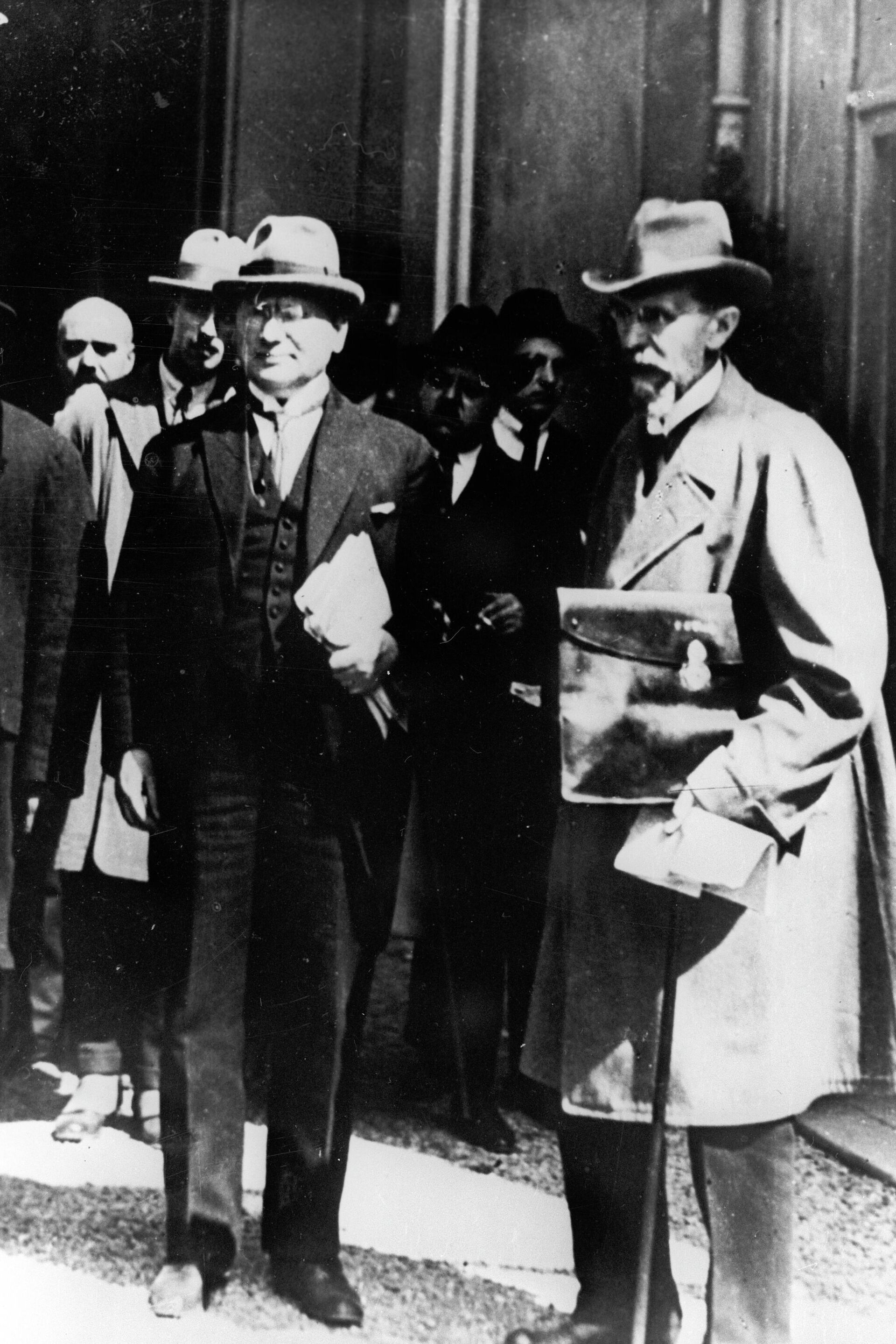 Советские дипломаты Максим Максимович Литвинов (1876-1951) (слева) и Вацлав Вацлавович Воровский (1871-1923) во время Генуэзской конференции - РИА Новости, 1920, 25.10.2021