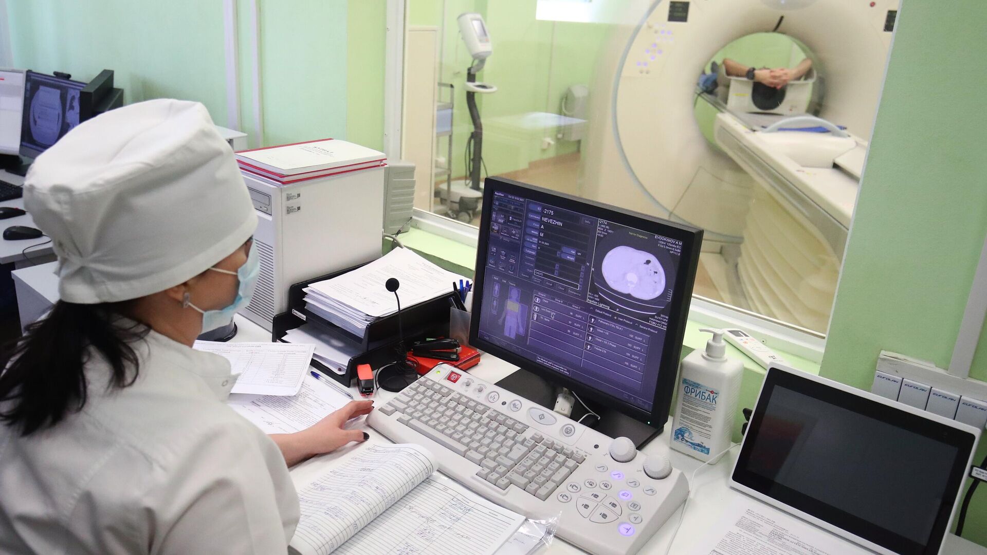 Медицинский сотрудник проводит компьютерную томографию - РИА Новости, 1920, 29.10.2021