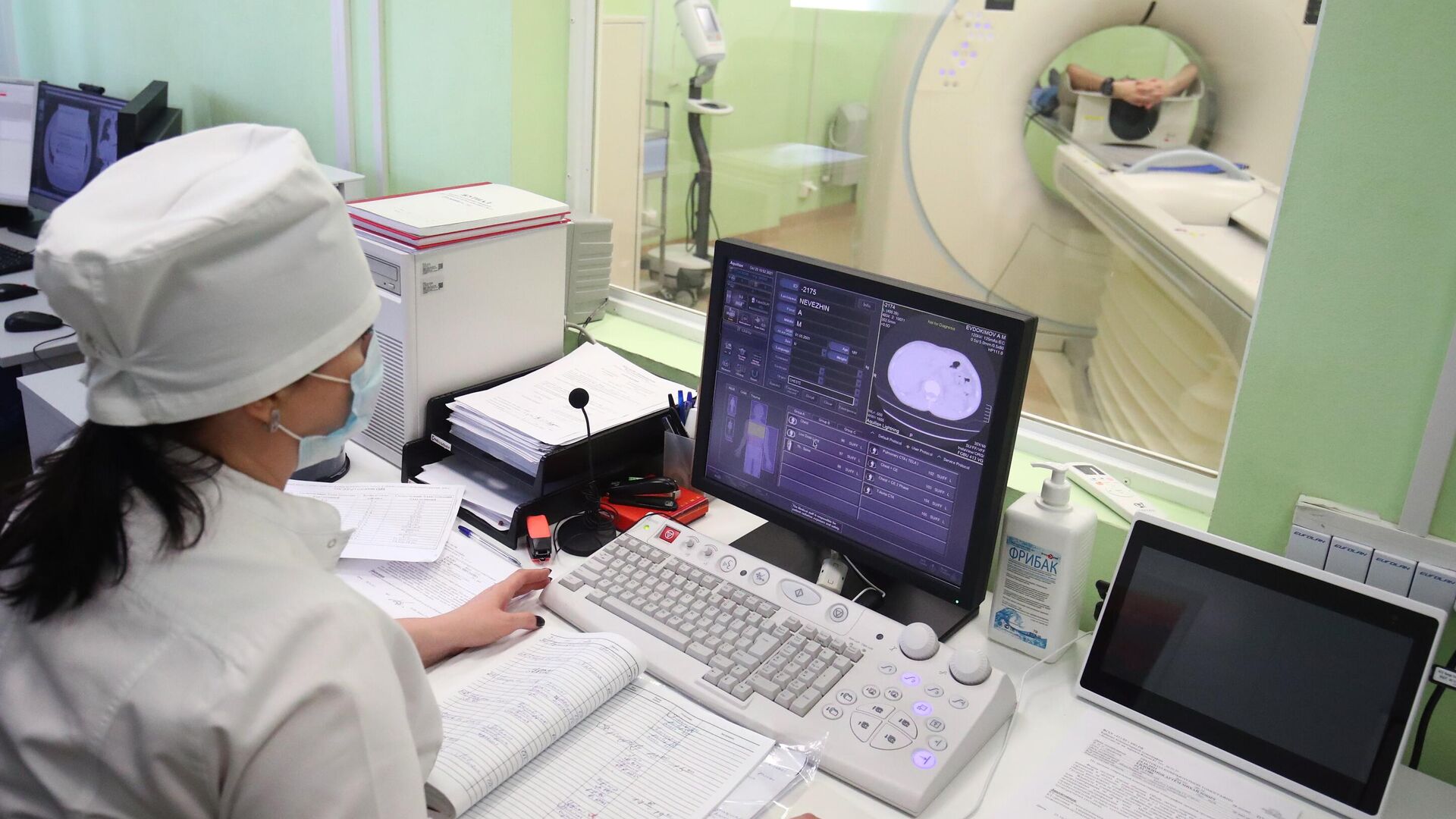 Медицинский сотрудник проводит компьютерную томографию - РИА Новости, 1920, 26.10.2021