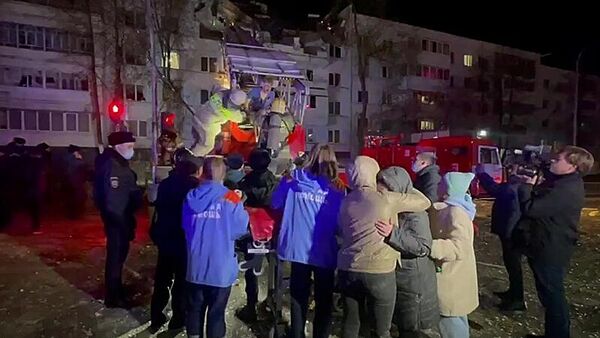 Сотрудники МЧС эвакуируют жителей с места взрыва в жилом доме в Набережных Челнах (скриншот видео)
